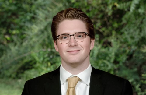 Ben-Story-Drk-Grn-BG_3x2