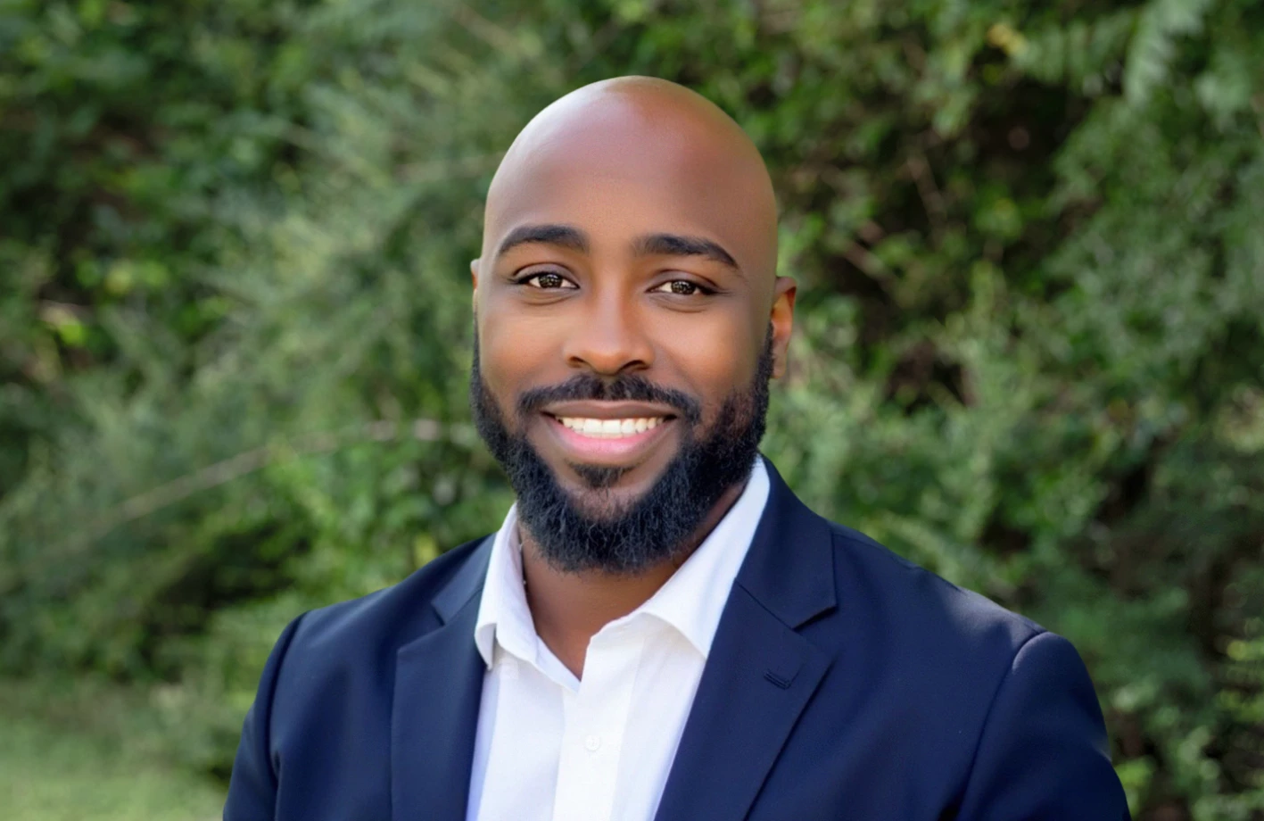 Cordell-DeShields-Drk-Grn-BG_3x2