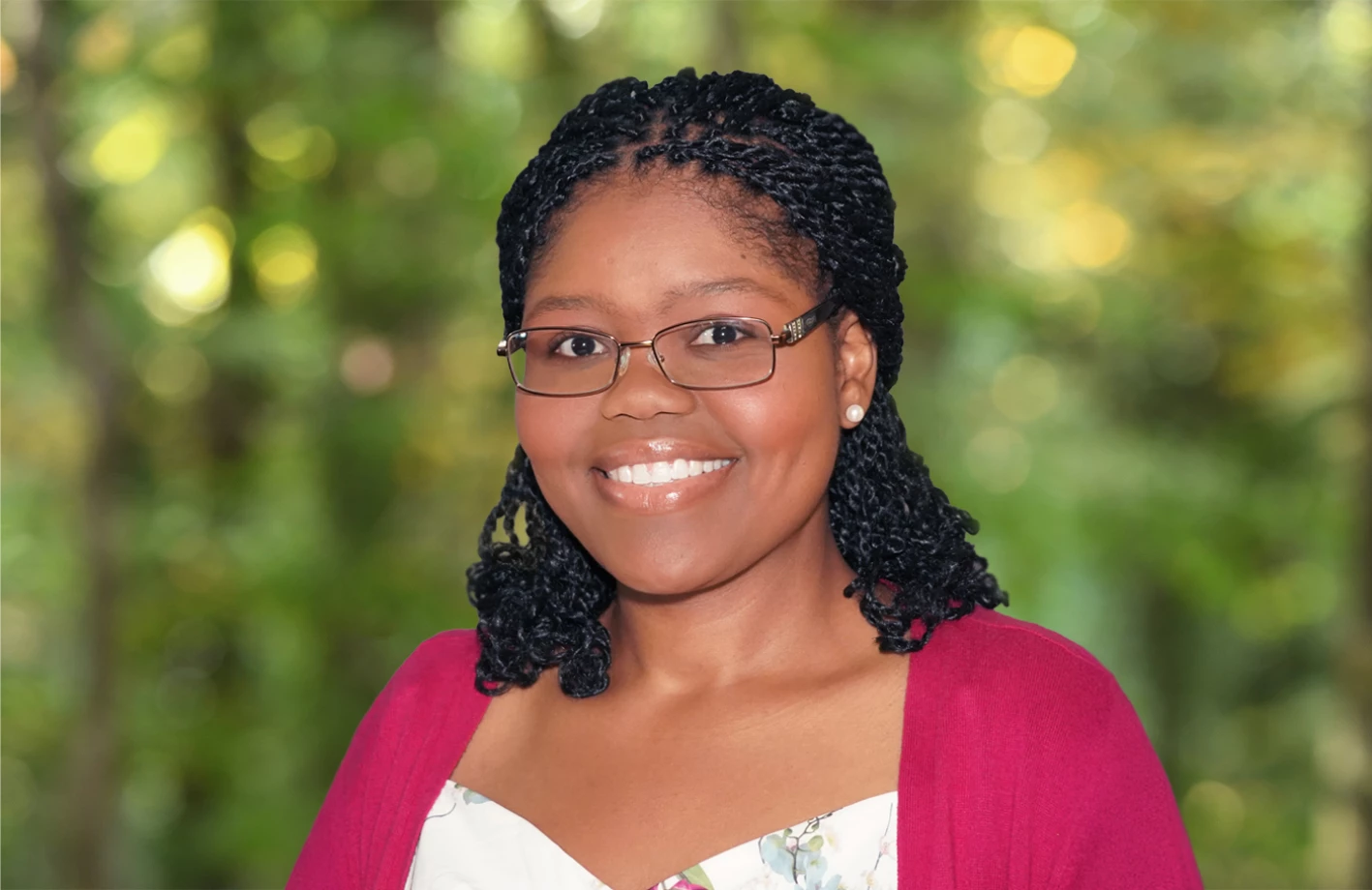 Kimberly-White-Light-Grn-BG_3x2