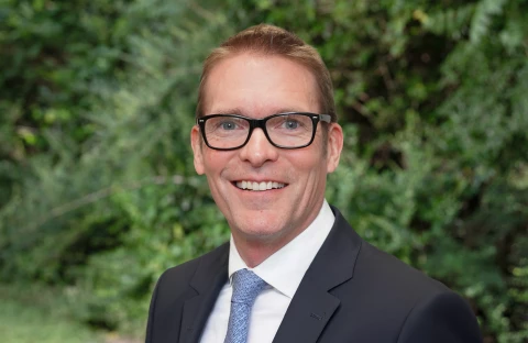 Keith-Botner-Drk-Grn-BG_3x2