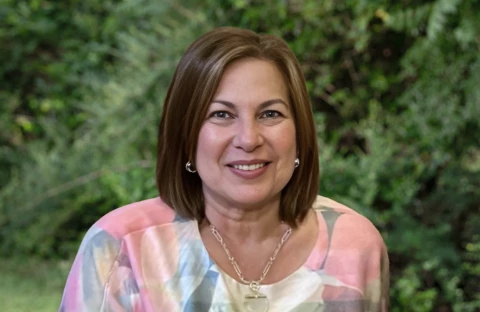 Vivian-Taylor-Dark-Grn-BG_3x2