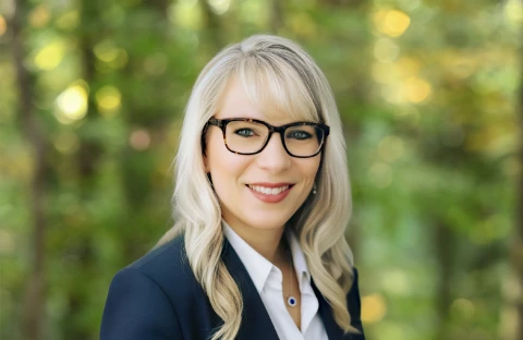 Valerie-Lewelling-Background_3x2